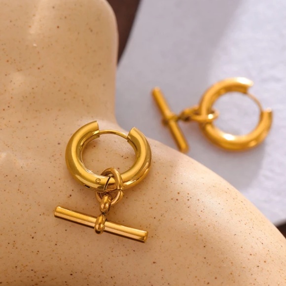 💛Gold plated huggie hoop earrings - Picture 2 of 5